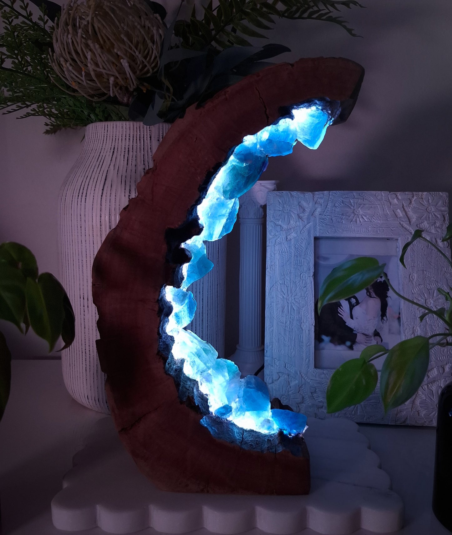 zThe Blue Moon Crystal lamp